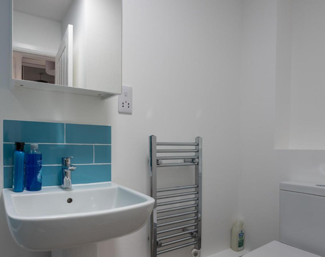 Riverside Apartment With Views And Parking คิงส์บริดจ์ ภายนอก รูปภาพ