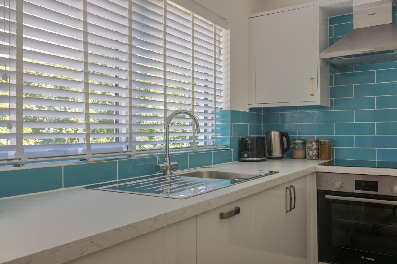 Riverside Apartment With Views And Parking คิงส์บริดจ์ ภายนอก รูปภาพ