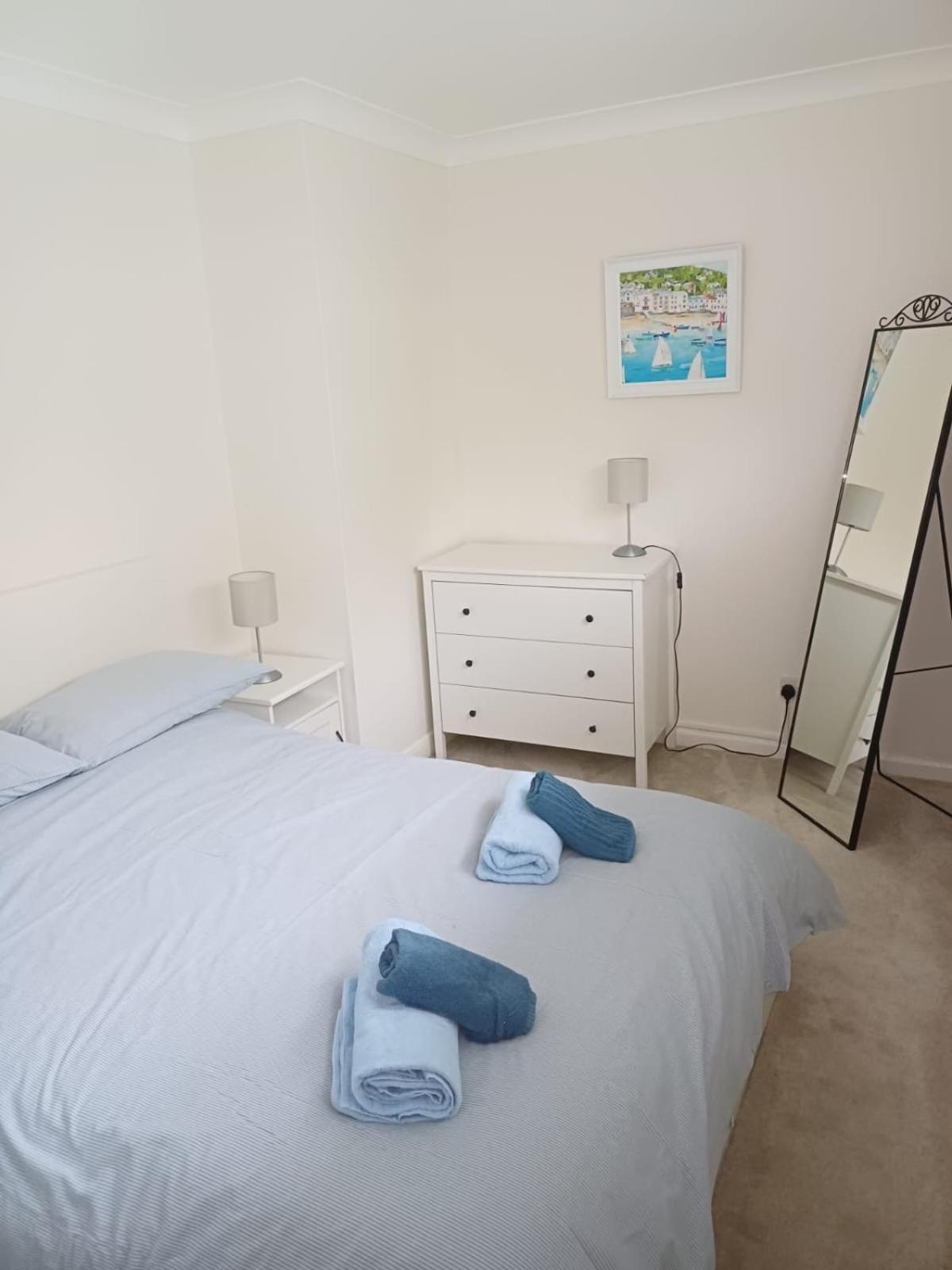 Riverside Apartment With Views And Parking คิงส์บริดจ์ ภายนอก รูปภาพ